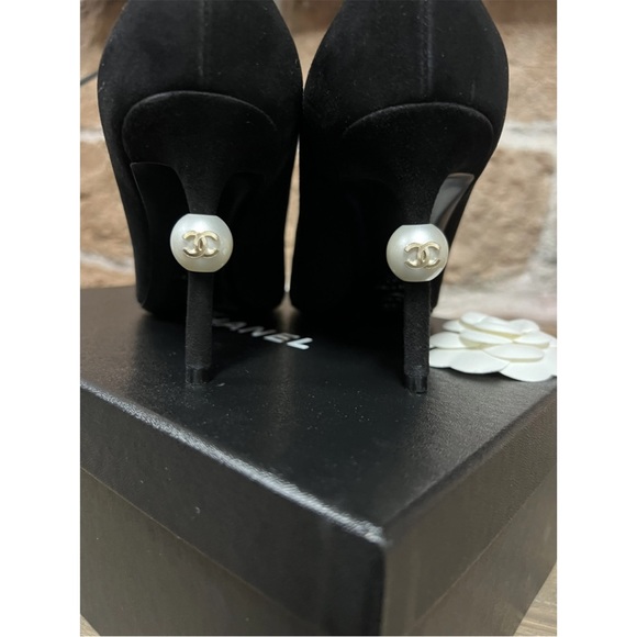 Like new CHANEL suede heels with cap toe and pearl - Picture 8 of 9